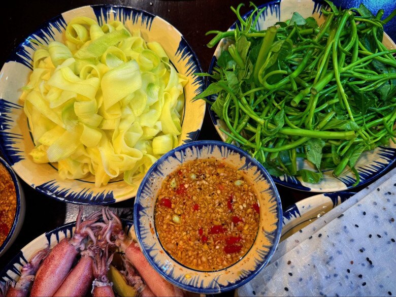 Mực hấp cuốn rau muống đang siêu hot, cuối tuần rảnh rỗi chị em hãy thử ngay - 4