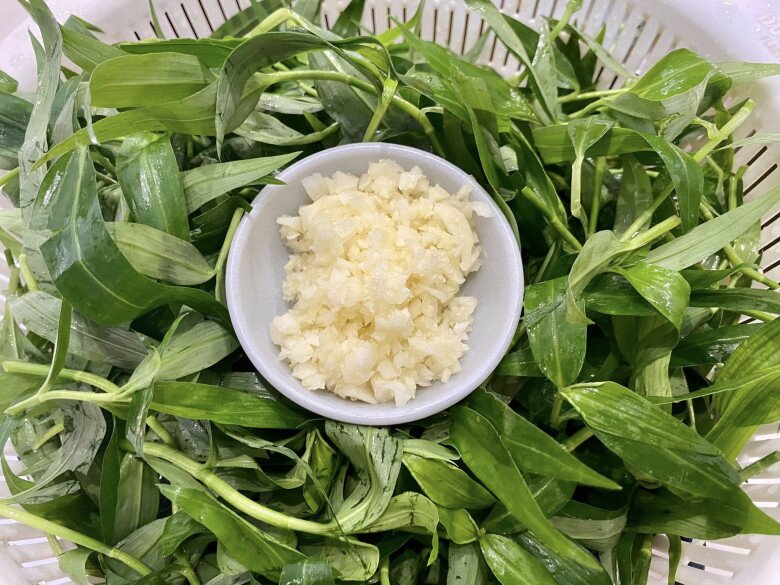 Rau dại mọc bờ mọc bụi nay thành đặc sản, có tiền chưa chắc đã mua được, đem xào tỏi được món cực ngon - 3