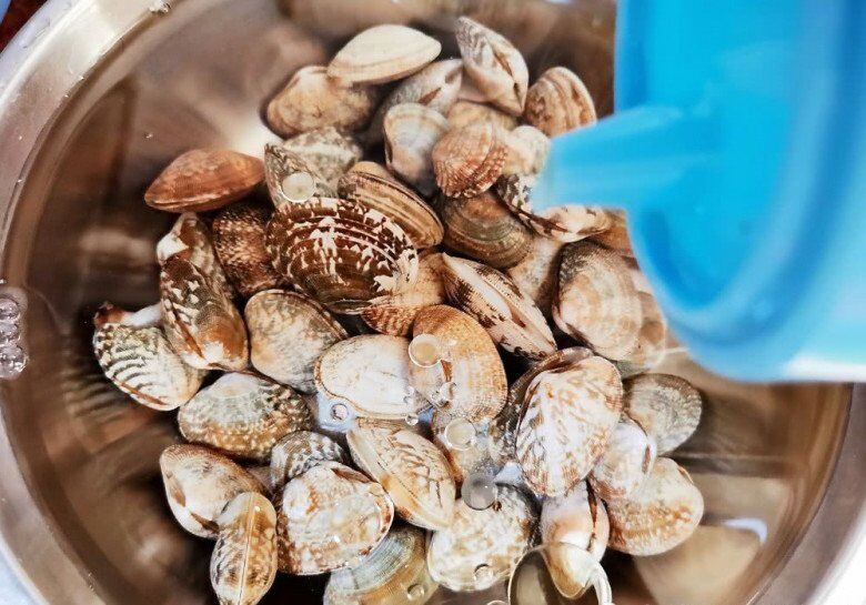 Rửa ngao, cho ớt hay rượu xưa rồi, người bán hải sản dạy tôi mẹo mới thực sự hiệu quả này, cát sạch bong không còn một hạt - 2