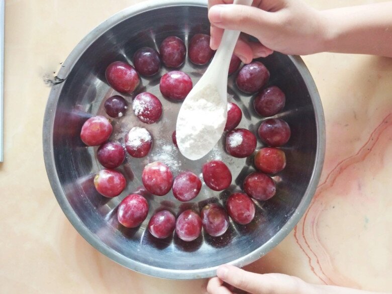 Rửa nho chỉ với nước không chẳng khác gì ăn trứng côn trùng, thêm thứ này quả nào cũng sạch, ăn cả vỏ cũng chẳng lo - 4