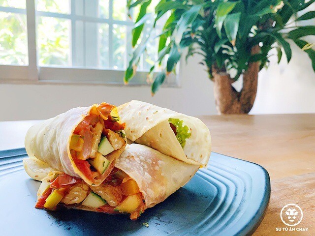 Món Bánh bắp Tempah sốt Salsa chay trông ngon miệng, hấp dẫn của Sư Tử Ăn Chay.