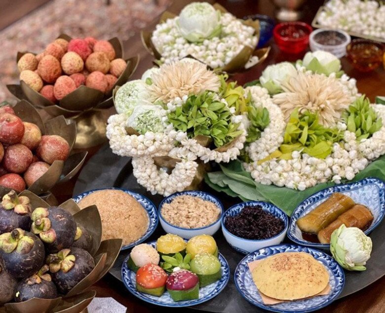 Mâm cỗ cúng Tết Đoan Ngọ gồm hoa quả theo mùa và các món bánh truyền thống (Ảnh: Đoàn Phương Thảo)