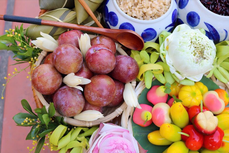 Vải và mận là loại quả đặc trưng trên mâm cỗ cúng Tết Đoan Ngọ.