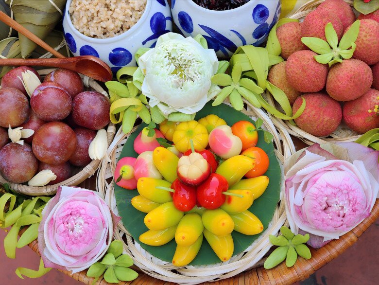 Bánh đậu xanh trái cây đẹp mắt.