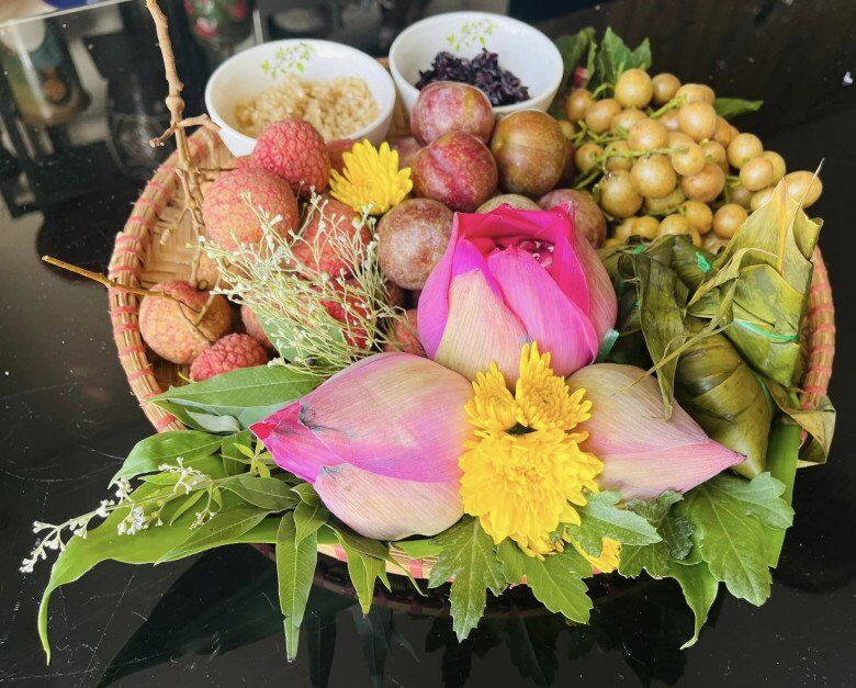 Mâm cỗ cúng của chị Quỳnh Trang (TP HCM) đơn giản nhưng rất ý nghĩa, mang không khí đặc trưng của ngày Tết Đoan Ngọ.