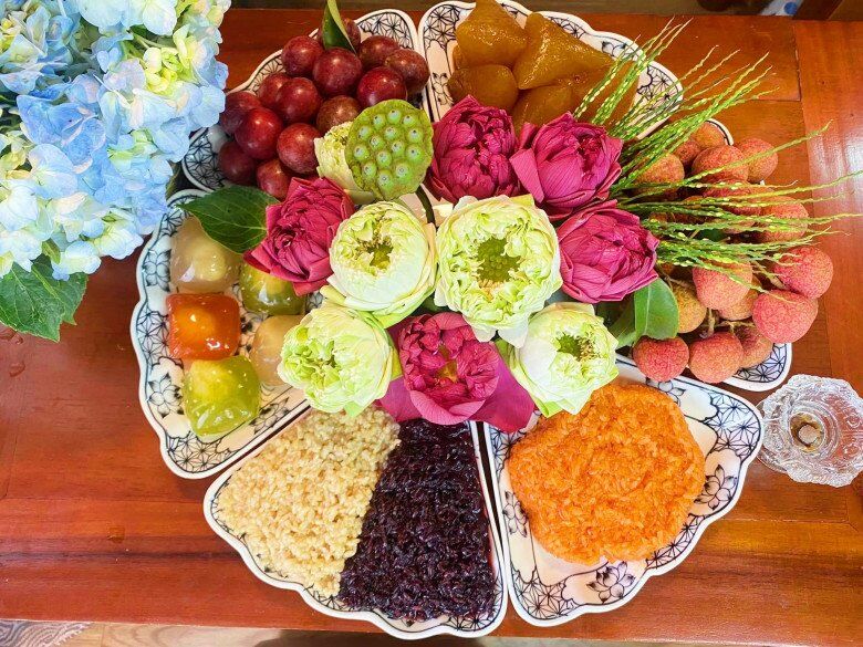 Một mâm cỗ bày viện gọn gàng, bắt mắt của chị Nguyễn Khánh Linh. Ngoài các món quen thuộc chị còn làm thêm xôi gấc.
