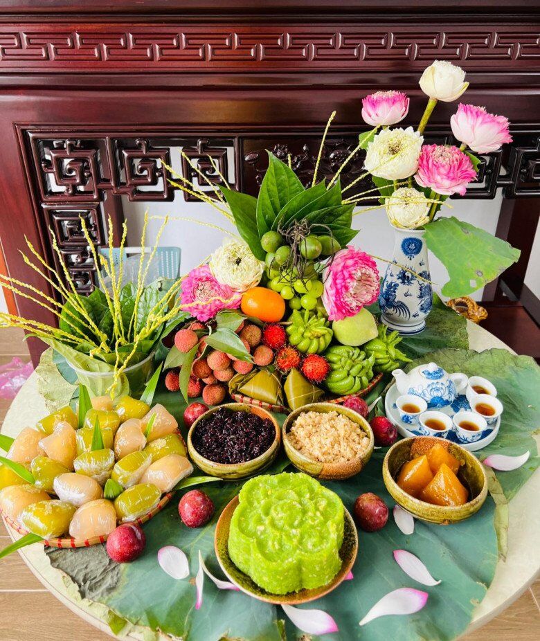 Một mâm cỗ giết sâu bọ của chị Nguyễn Hồng Thúy (Hà Nội) với các món như mận, vải, bánh xuê,  2 loại cơm rượu nếp, bánh tro, mâm ngũ quả, xôi cốm.