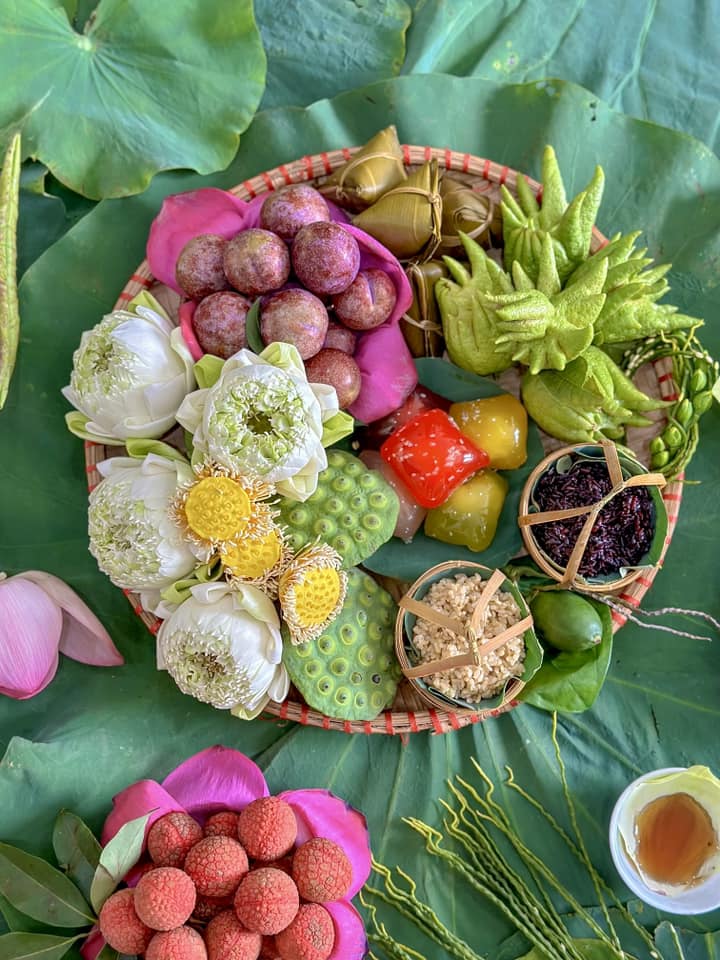 Mâm cỗ xinh xắn này gồm các món bánh xu xê, cơm rượu nếp, bánh tro, vải, mận của chị Cao Thanh Thủy.