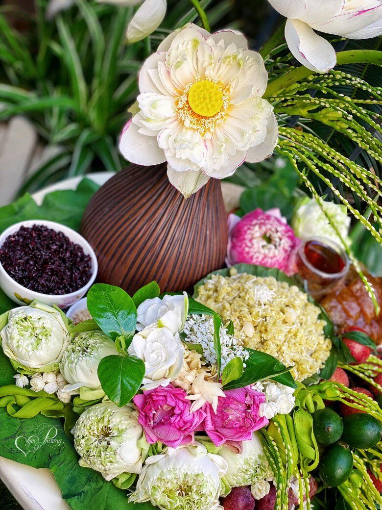 Mâm cỗ ngập tràn hương hoa của chị Ngọc Phương với cơm rượu, xôi cốm hạt sen, bánh tro.