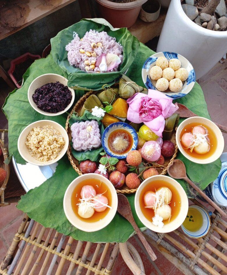 Mâm cỗ đơn giản của chị Lê Mai Trang có thêm chè trôi nước và bánh rán cam.