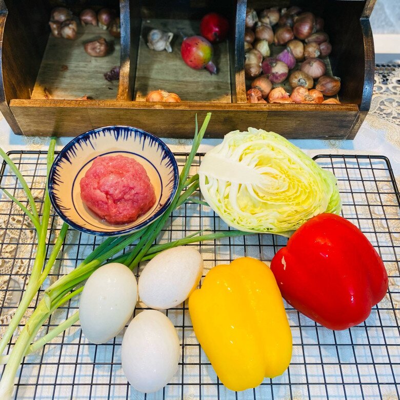 Trứng chiên rau quả cực dễ làm.