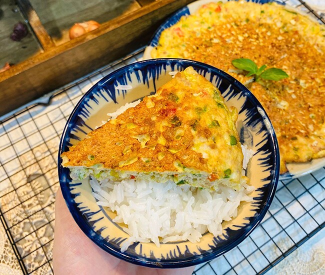 Trứng chiên rau quả rất ngon, tốt cho sức khỏe.