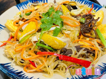 Vét tủ lạnh, nhà có gì dùng đó, mẹ đảm đem gà luộc còn thừa hấp với miến được món ngon, thanh mát lại dễ ăn