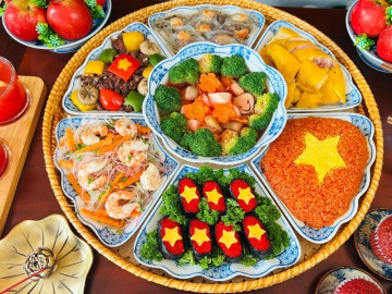 Đã mắt ngắm mâm cỗ được trang trí cờ đỏ sao vàng đẹp rực rỡ của mẹ đảm, ai thấy cũng phải khen tới tấp