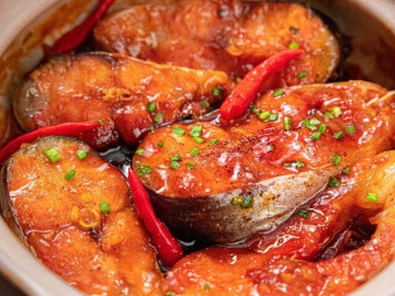 Nhiều năm kho cá giờ mới biết, việc thêm nước gì lúc kho để cá không tanh rất quan trọng, nhiều người làm sai nên không ngon