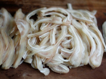 Luộc tai lợn nhiều năm giờ mới biết, tai phải ngâm vào thứ nước này mới trắng giòn không thâm xỉn