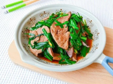 Loại lá mệnh danh là rau của thận, được bán đầy chợ, giá khoảng 25.000 đồng/kg, xào với gan được món ngon bổ