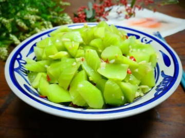 Cây này tưởng chỉ ăn lá, ai ngờ thân cũng là báu vật, đem nấu kiểu này được món giàu canxi lại thanh mát, hợp ngày hè