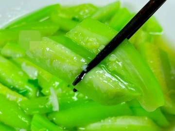 Xào mướp, điều tối kỵ là cho trực tiếp vào chảo! Chỉ cần thêm 2 bước, mướp xanh mướt, không thâm đen, không chảy nước