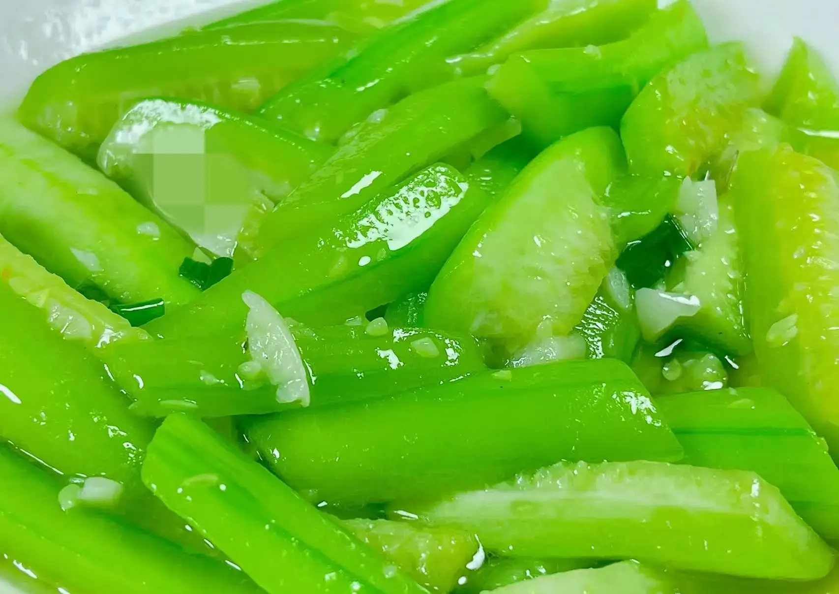 Xào mướp, điều tối kỵ là cho trực tiếp vào chảo! Chỉ cần thêm 2 bước, mướp xanh mướt, không thâm đen, không chảy nước - 1