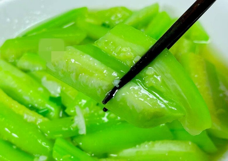 Xào mướp, điều tối kỵ là cho trực tiếp vào chảo! Chỉ cần thêm 2 bước, mướp xanh mướt, không thâm đen, không chảy nước - 5
