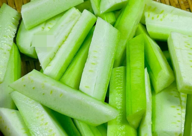 Xào mướp, điều tối kỵ là cho trực tiếp vào chảo! Chỉ cần thêm 2 bước, mướp xanh mướt, không thâm đen, không chảy nước - 2
