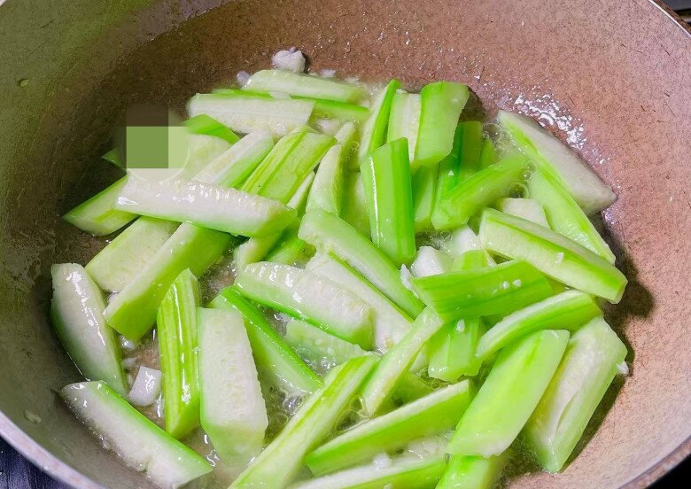 Xào mướp, điều tối kỵ là cho trực tiếp vào chảo! Chỉ cần thêm 2 bước, mướp xanh mướt, không thâm đen, không chảy nước - 4