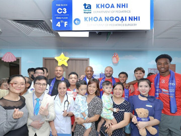 Huyền thoại Manchester Reds thăm fan nhí tại Bệnh viện Tâm Anh