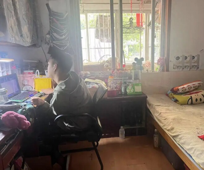 Deng Tianlai đang sửa luận văn tại phòng ngủ.