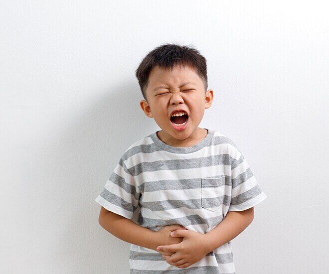 Rất nhiều trẻ bị táo bón, nguyên nhân là do chế độ ăn uống, sinh hoạt chưa hợp lý. Ảnh minh họa. 