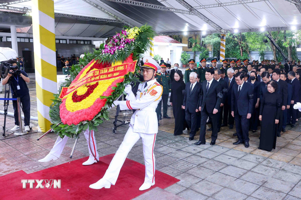 Đoàn Chủ tịch nước do Chủ tịch nước Lương Cường dẫn đầu vào viếng nguyên Chủ tịch Trần Đức Lương. Ảnh: TTXVN