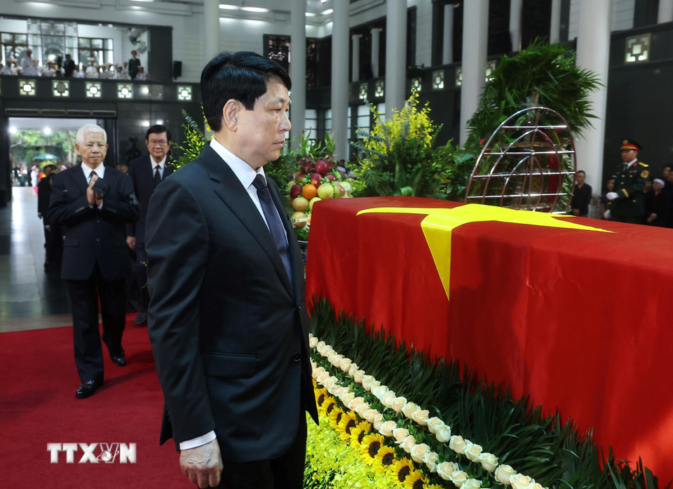 Đoàn Chủ tịch nước do Chủ tịch nước Lương Cường dẫn đầu vào viếng nguyên Chủ tịch nước Trần Đức Lương. Ảnh: TTXVN
