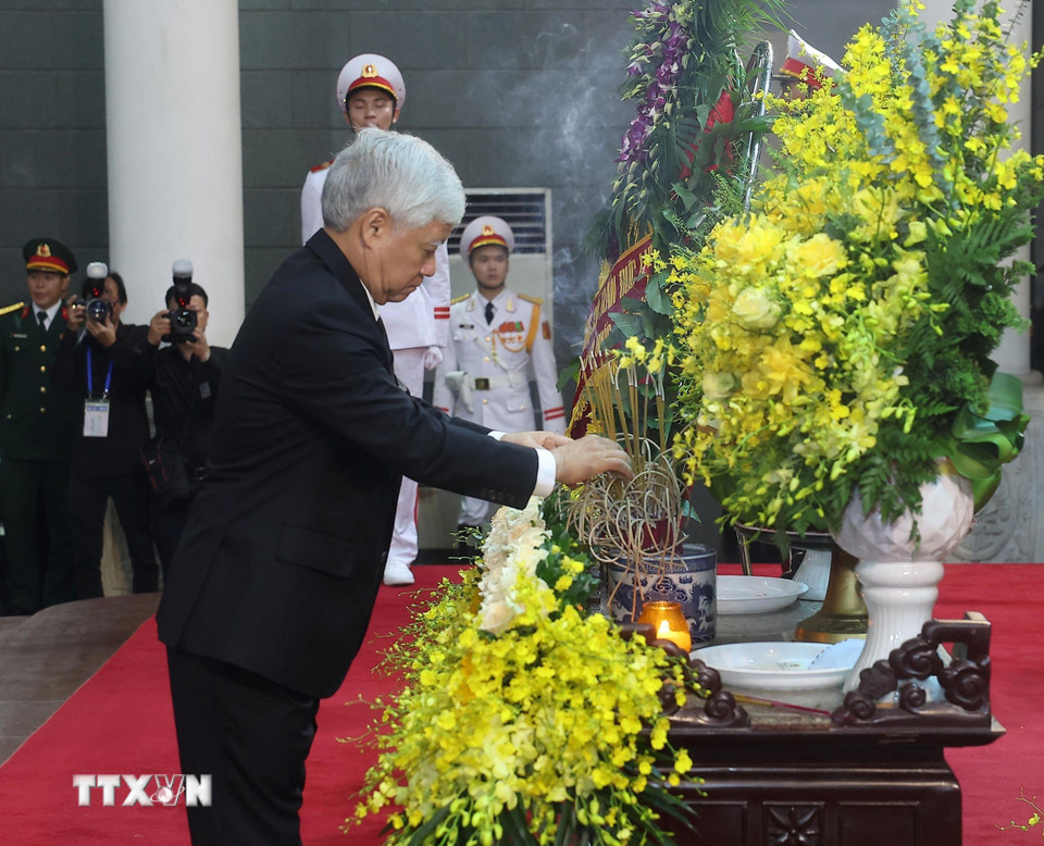 Đoàn Trung ương MTTQ Việt Nam do Chủ tịch Ủy ban Trung ương MTTQ Việt Nam Đỗ Văn Chiến dẫn đầu vào viếng nguyên Chủ tịch nước Trần Đức Lương. Ảnh: TTXVN