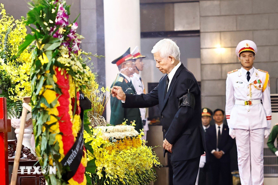 Nguyên Chủ tịch nước Nguyễn Minh Triết vào viếng nguyên Chủ tịch nước Trần Đức Lương. Ảnh: TTXVN