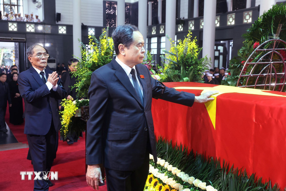 Đoàn Quốc hội do Chủ tịch Quốc hội Trần Thanh Mẫn dẫn đầu vào viếng nguyên Chủ tịch nước Trần Đức Lương. Ảnh: TTXVN