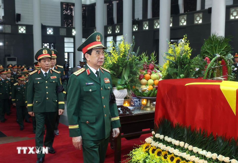 Đoàn Quân ủy Trung ương, Bộ Quốc phòng do Đại tướng Phan Văn Giang dẫn đầu vào viếng nguyên Chủ tịch nước Trần Đức Lương. Ảnh: TTXVN