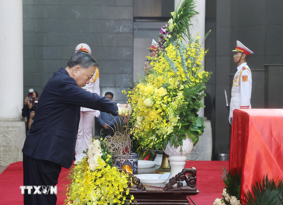 Đoàn Ban chấp hành Trung ương Đảng do Tổng Bí thư Tô Lâm dẫn đầu vào viếng nguyên Chủ tịch nước Trần Đức Lương. Ảnh: TTXVN