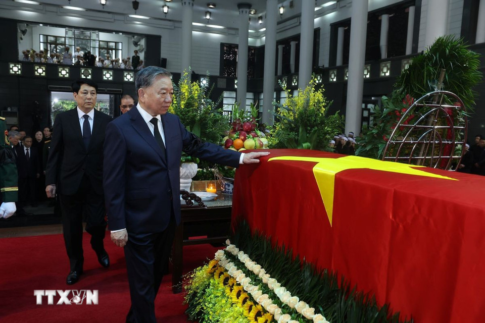 Đoàn Ban chấp hành Trung ương Đảng do Tổng Bí thư Tô Lâm dẫn đầu vào viếng nguyên Chủ tịch nước Trần Đức Lương. Ảnh: TTXVN