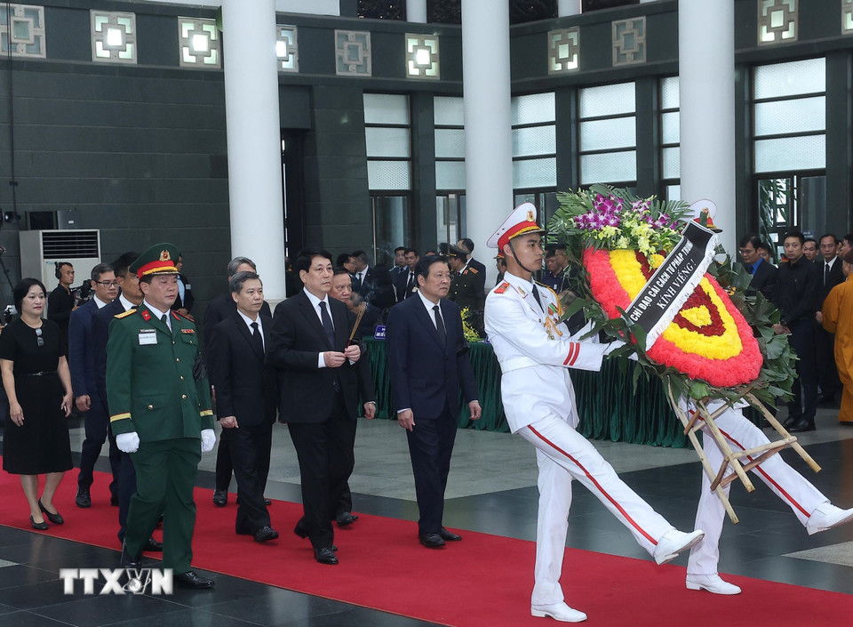 Đoàn Ban Chỉ đạo Cải cách tư pháp Trung ương do Chủ tịch nước Lương Cường dẫn đầu vào viếng nguyên Chủ tịch nước Trần Đức Lương. Ảnh: TTXVN