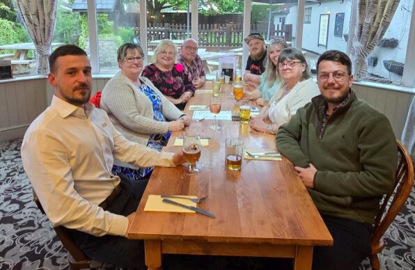 Bà Ratcliffe (thứ 2 từ trái sang) gặp gỡ gia đình mình ở Taunton, Somerset, Anh.