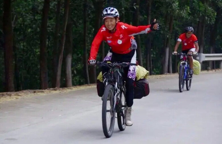 Bà lão 71 tuổi sống lại giấc mơ thể hình thời trẻ, cơ bắp săn chắc khiến nhiều thanh niên “chỉ biết ước” - 2