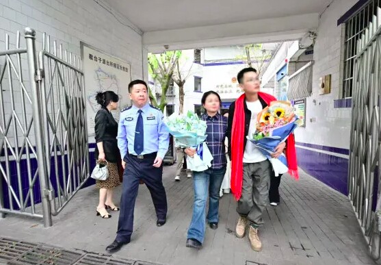 Bí ẩn thân thế bất ngờ hé lộ trong đám cưới, người đàn ông đoàn tụ gia đình sau 30 năm - 2