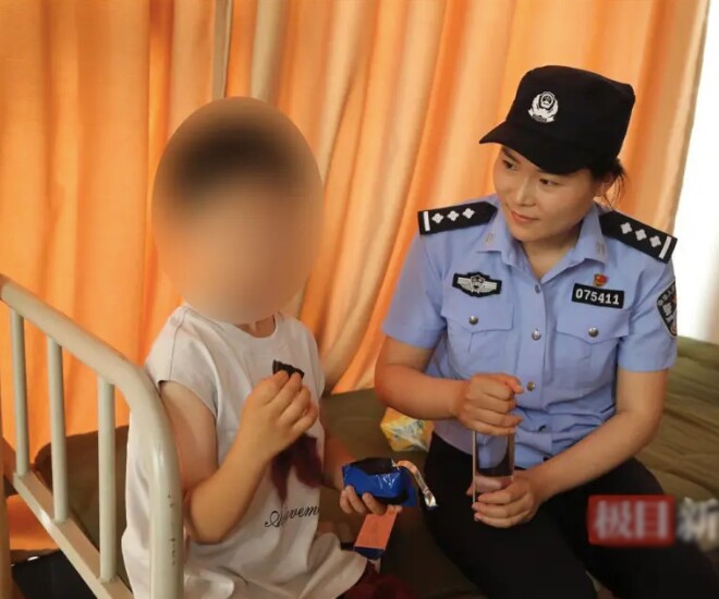 Cảnh sát chăm sóc cậu bé - Nguồn ảnh: Cục Công an huyện Đàm Thành