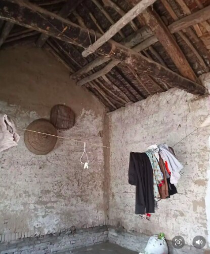Bên trong ngôi nhà cũ của gia đình Yang Qing.