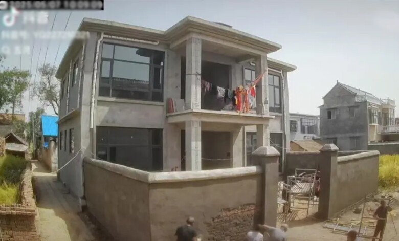 Ngôi nhà mới do 3 chị em xây báo hiếu cha mẹ đang được hoàn thiện.