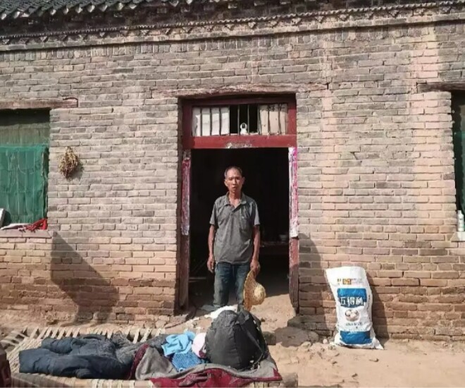 Cha của Yang Qing chụp ảnh trước ngôi nhà cũ.