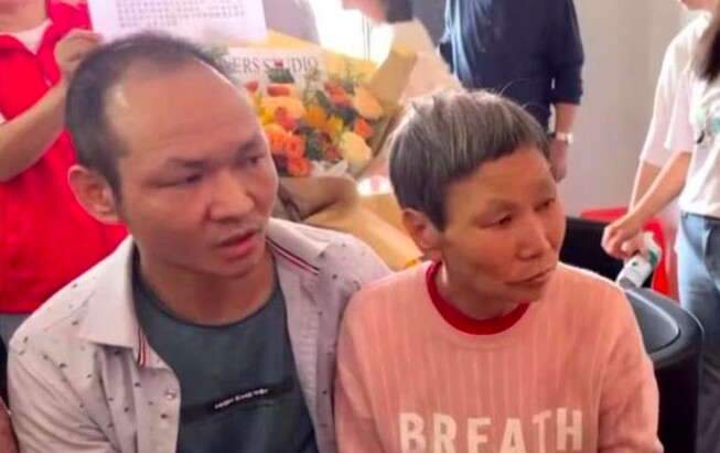 Những người có mặt trong buổi đoàn tụ đều kinh ngạc trước khuôn mặt giống nhau của hai mẹ con. 