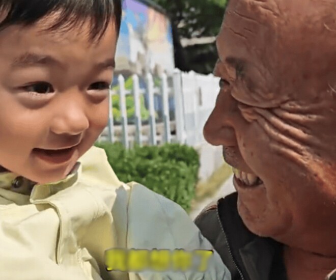 Để cháu được ăn mẻ anh đào đầu tiên, ông ngồi xe khách 3 tiếng đồng hồ ngay sau khi hái, chân tê dại - 1