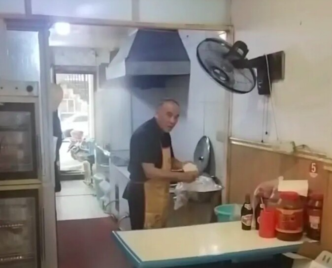 “Ông lão kéo mì Vinh Xương” Zhong Bi Hua tại quán của mình ở Đại Túc. 