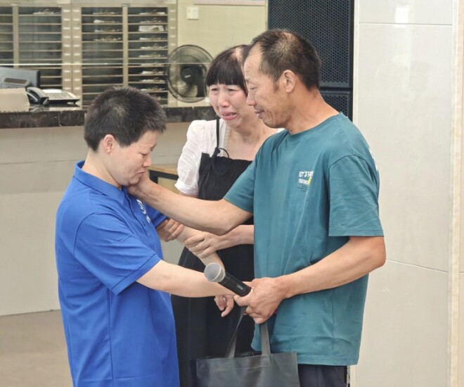 Em gái lạc gia đình sau cú sốc cha qua đời, hơn 30 năm sau nghẹn ngào nghe anh trai nói “Anh nuôi em!” - 1